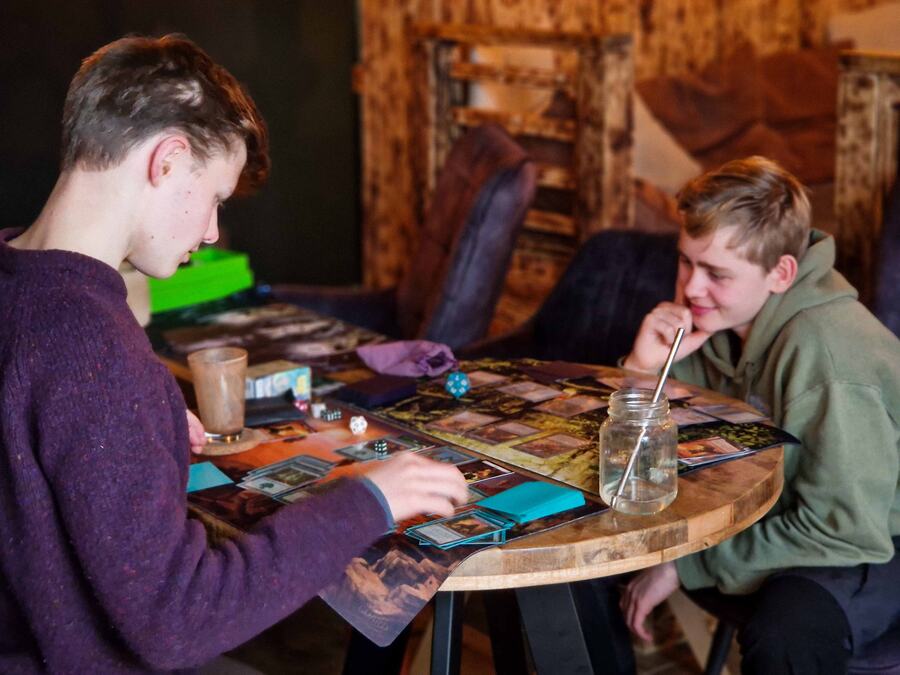 Hráči Magic: The Gathering u stolu v klubu Yes& Jeseník