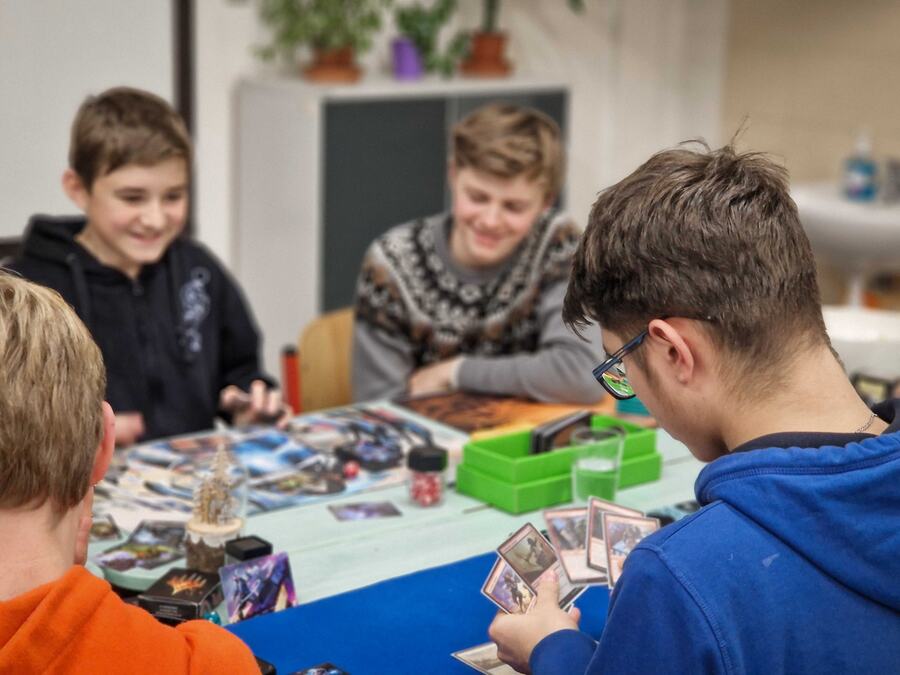 Karty Magic: The Gathering v ruce hráče klubu Yes&